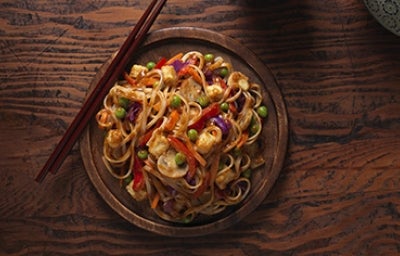 Plato con famosa receta tailandesa de Pad Thai