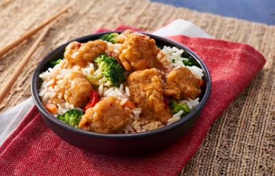 Pollo a la naranja con palillos y arroz, uno de los platos de sabor dulce y amargo más conocidos en el mundo