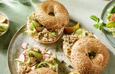 Sándwich de atún y vegetales con pan bagel