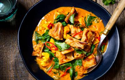 Pollo tikki masala con las propiedades del tamarindo, especias, tomate y verduras frescas Pollo tikki masala con las propiedades del tamarindo, especias, tomate y verduras frescas
