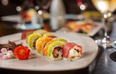 Diferentes tipos de rollos para celebrar el Día Internacional del Sushi, acompañados de flores comestibles Diferentes tipos de rollos para celebrar el Día Internacional del Sushi, acompañados de flores comestibles
