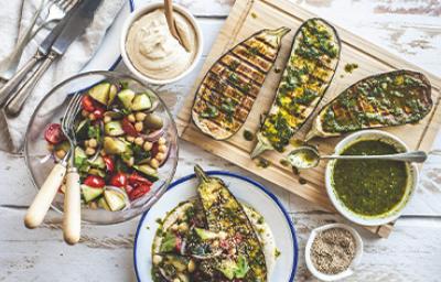 Berenjenas asadas y ensalada, menú para mamás vegetarianas y veganas Berenjenas asadas y ensalada, menú para mamás vegetarianas y veganas