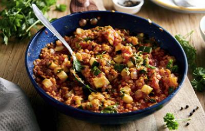 Curry de lentejas y verduras con condimentos y hierbas aromáticos Curry de lentejas y verduras con condimentos y hierbas aromáticos