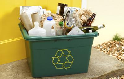 Manejo de los residuos en la cocina. Caja con botellas, vidrio y cartón Manejo de los residuos en la cocina. Caja con botellas, vidrio y cartón