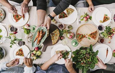 Mesa con variedad de platos y comida para una fiesta eco-friendly Mesa con variedad de platos y comida para una fiesta eco-friendly