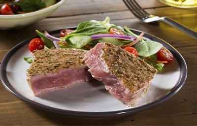 Plato con tataki de res con ensalada, variante del tataki de atún Plato con tataki de res con ensalada, variante del tataki de atún