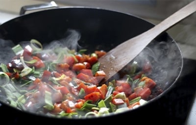 Sartén con ingredientes para hacer sofrito Sartén con ingredientes para hacer sofrito