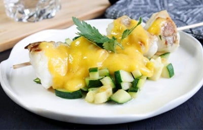Brocheta de pescado y pepino con coulis de mango Brocheta de pescado y pepino con coulis de mango