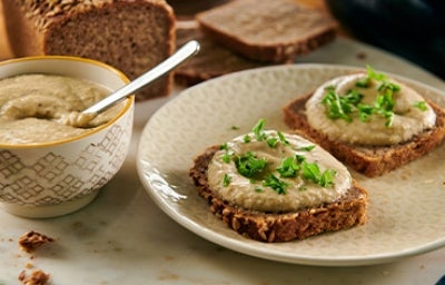 Puré de berenjena esparcido en pan tajado Puré de berenjena esparcido en pan tajado