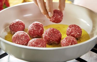 Sartén con poco aceite para freír albóndigas Sartén con poco aceite para freír albóndigas