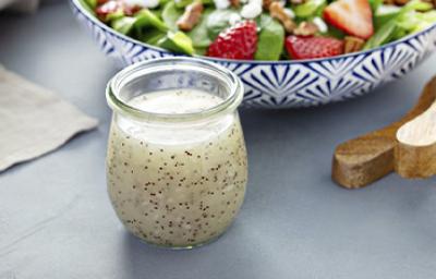 Bebida con semillas de amapola acompañada de una ensalada fresca