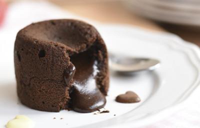Receta de coulant de chocolate con centro líquido derramándose Receta de coulant de chocolate con centro líquido derramándose