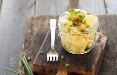 Ensalada de papa en vaso con cebollín y salsa blanca