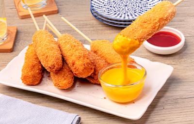 Siete corn dog y dos dips de salsas Siete corn dog y dos dips de salsas