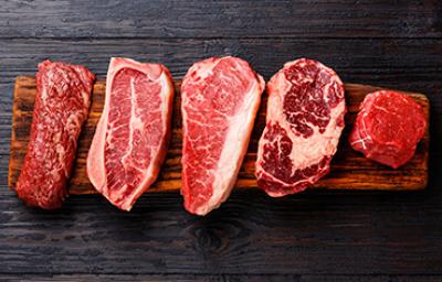 Cortes para sellar la carne Cinco cortes para sellar la carne sobre una tabla de picar