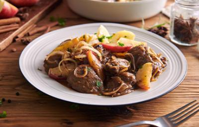 Delicioso plato de hígado encebollado acompañado con papa