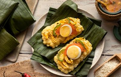Hojas de plátano en receta de tamal de arroz con pollo, huevo y tomate Hojas de plátano en receta de tamal de arroz con pollo, huevo y tomate