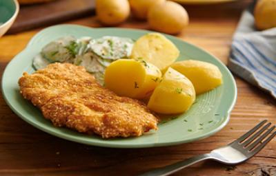 Plato con receta de milanesa empanada con migas de pan Plato con receta de milanesa empanada con migas de pan