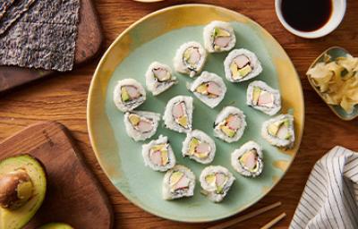 Plato de sushi con wasabi, salsa de soya y aguacate Plato de sushi con wasabi, salsa de soya y aguacate