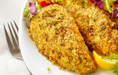 Deliciosos palitos de pescado acompañando una fresca ensalada.