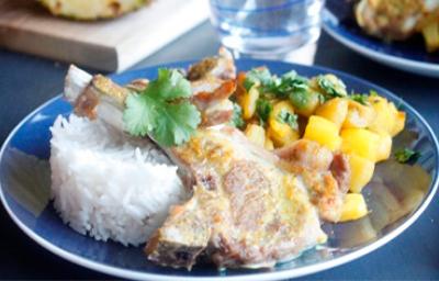 Plato con chutney de mango en trozos 