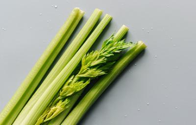 Apio, un versátil vegetal Racimo de apios listos para ser empleados en la cocina
