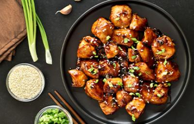 Pollo japonés, un infaltable en el menú tradicional de Japón Delicioso plato de pollo japonés visto cenitalmente