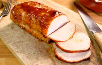 Porchetta, el platillo italofrancés por excelencia Porchetta rebanada sobre tabla de picar