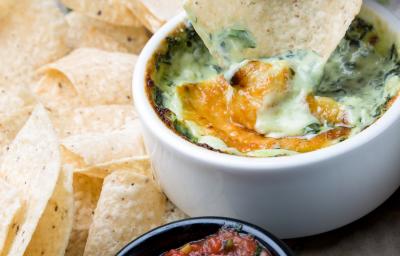 Queso provolone, perfecto para crear delicioso y cremosos dips Queso provolone derretido en pequeño bowl