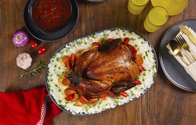 Bandeja con receta de pollo entero al carbón