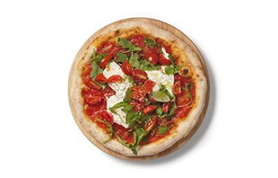 Pizza burrata, una excelente opción de comida italiana Pizza con burrata, pasta de tomate y rúgula.