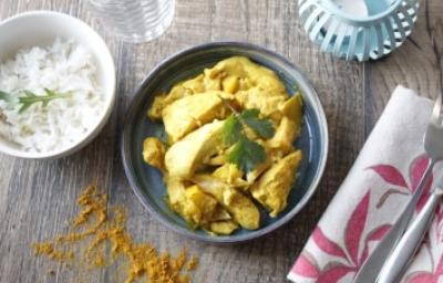 Plato de ají de gallina con pollo en salsa amarilla servido con arroz blanco