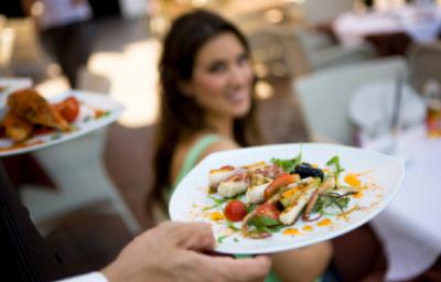 Calamar, un delicioso, sofisticado y elegante ingrediente de mar Exquisito y elegante platillo de cualquiera de los tipos de calamar con vegetales siendo llevado a la mesa.
