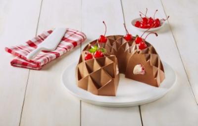 Gelatina de chocolate decorado con cerezas en almíbar Gelatina de chocolate decorado con cerezas en almíbar