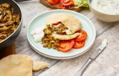 Gyro griego de pollo en pan pita con tomates frescos y salsa tzatziki