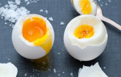 Huevo cocido, la base del huevo escocés. Huevos cocidos utilizados para hacer huevo escocés.