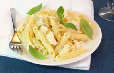 Paccheri, una pasta tubular única. Plato de pasta paccheri con cubiertos.
