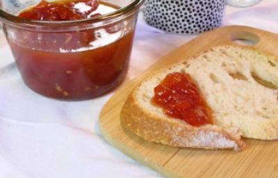 Pan con mermelada casera de fresa recién hecha Rebanada de pan con mermelada casera de fresa, recipiente de vidrio sobre tabla