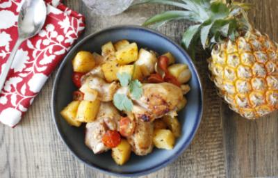 Plato de pollo al horno con trozos de piña asada