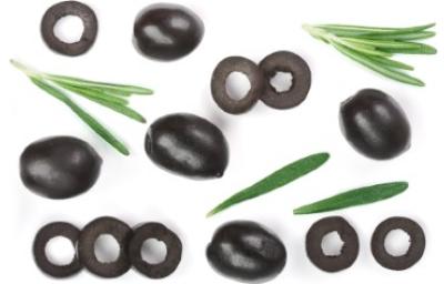 Aceitunas frescas cortas a la mitad y enteras para rellenarse.
