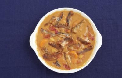 anchoas y boquerones, un insumo apetecido en la cocina mediterránea. Platillo hondo de anchoas y boquerones en salsa.