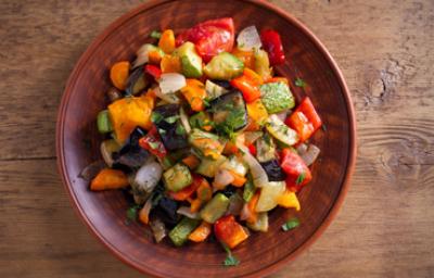 Caponata, ejemplar, sostenible y saludable. Platillo fresco de caponata en toma cenital