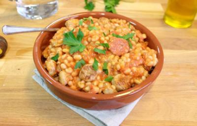 Cassoulet tradicional en cazuela con fríjoles y salchichas Cassoulet tradicional servido en cazuela de barro con fríjoles y salchicha