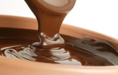 Espesa crema de avellanas vertiéndose en un bowl.