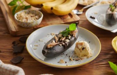 Plátano al horno entero y con cáscara, almendras y acompañado de helado, versión del dulce de plátano
