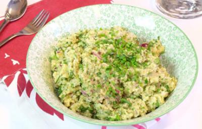 Plato con ensalada fresca con bulgur, cebolla y perejil