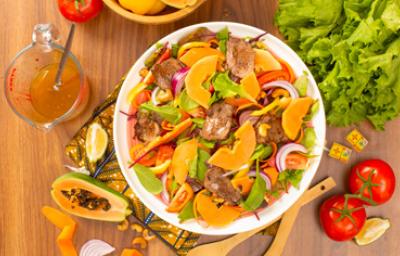 Ensalada de frutas tropicales y lechuga fresca Ensalada de frutas y lechuga con papaya, tomate, cebolla y carne