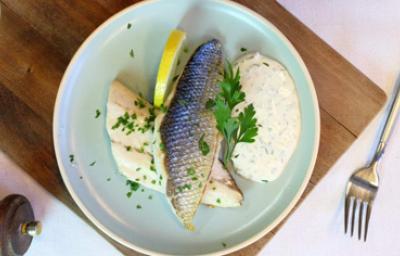 Platillo de filetes de lubina en salsa y con algunas especias.