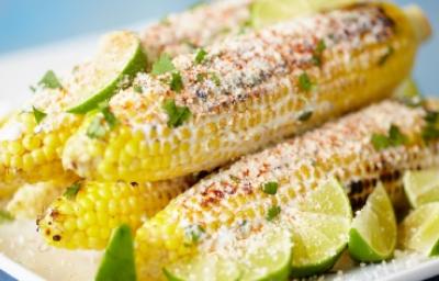 Granos de elote, base esencial en la mazamorra morada Elotes con mantequilla y limón, sus granos se utilizan para la mazamorra.