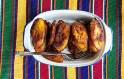 Plátano maduros fritos servidos en un plato